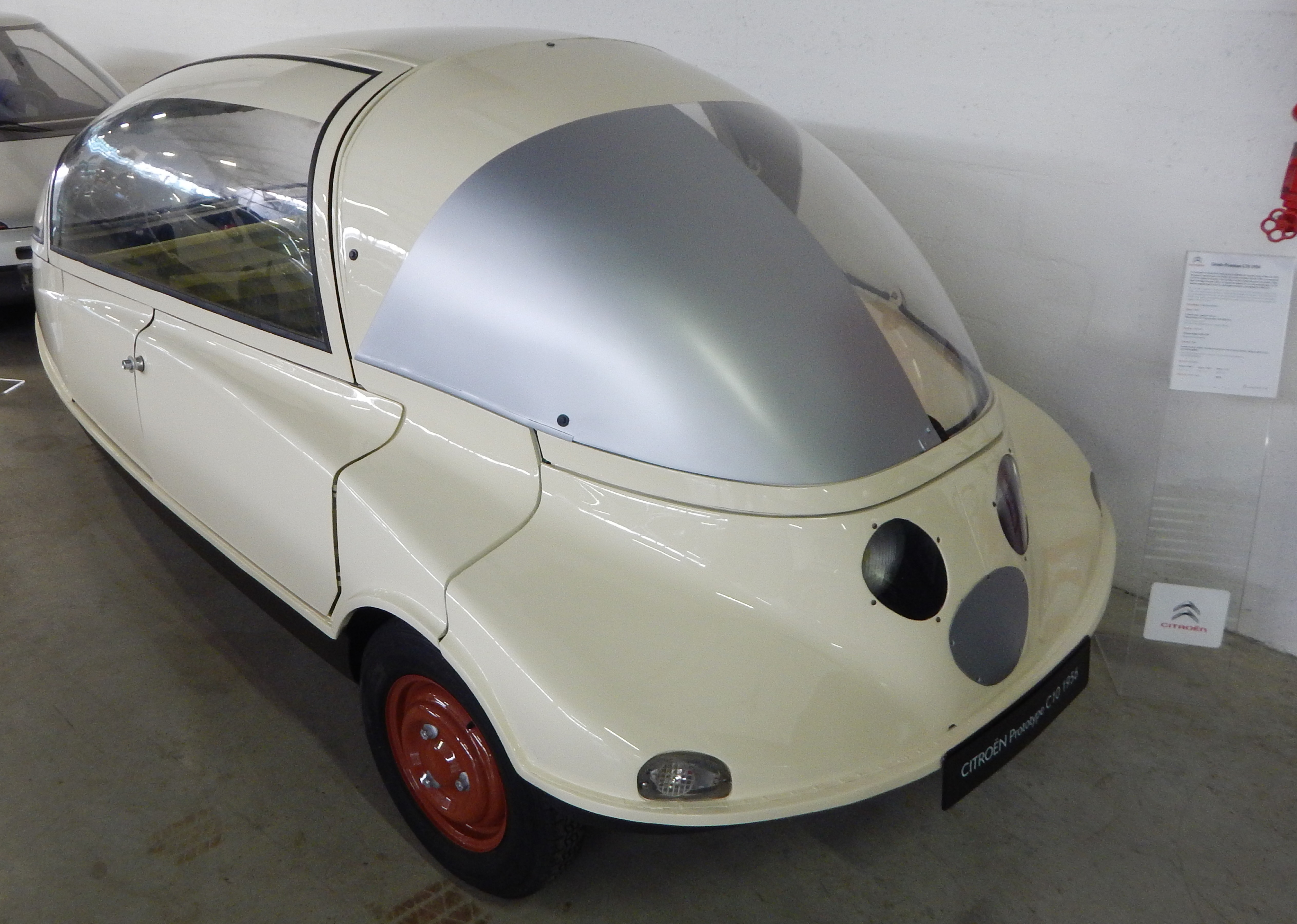 C10 expuesto en el Conservatorio Citroen. Historia: Citroën Coccinelle